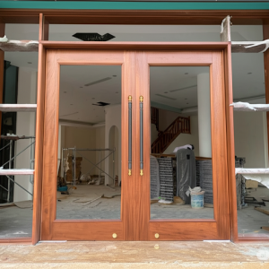 Cửa Gỗ Tự Nhiên – Sang Trọng, Bền Đẹp Theo Thời Gian