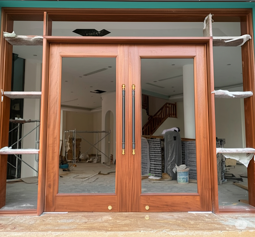 Cửa Gỗ Tự Nhiên – Sang Trọng, Bền Đẹp Theo Thời Gian